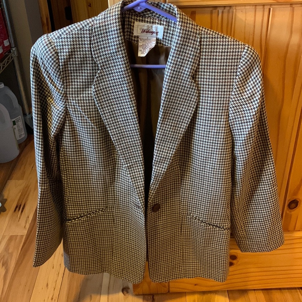 Worthington jacket. Size 4. Has a small spot that will need dry cleaned.